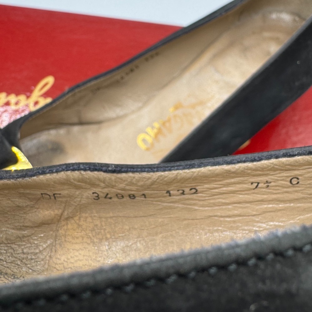 Salvatore Ferragamo Vara Pumps Women 7.5C Black Suede Bow Logo Italy Vintage - Picture 2 of 9